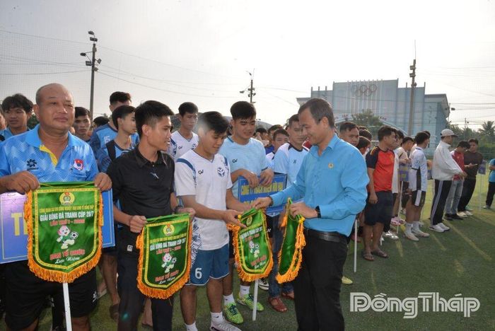 Đồng chí Hoàng Khắc Tinh trao Cờ lưu niệm cho các đội tham gia.