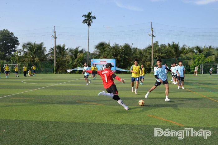 Các đội bóng thi đấu sôi nổi ngay sau khai mạc, cống hiến nhiều pha bóng hấp dẫn