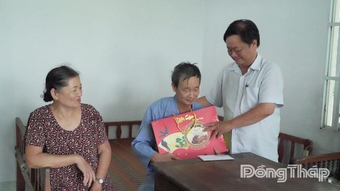 Đồng chí Lê Minh Hoan đến thăm, tặng quà ông Lê Thành Lộc.