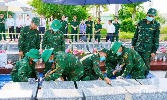 Lực lượng chuyên môn tiến hành các bước lấy mẫu ADN đối với những phần mộ liệt sĩ chưa xác định được thông tin tại Nghĩa trang Liệt sĩ Châu Thành (xã Phú Hựu). Ảnh: VIỆT TIẾN