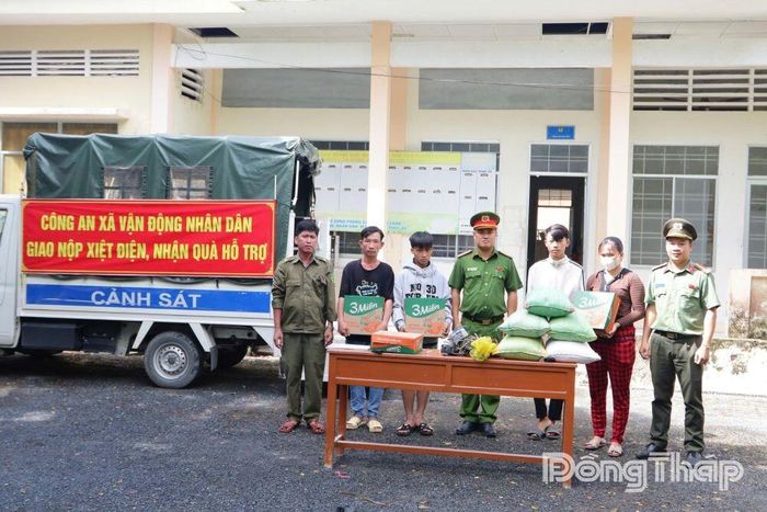 Vận động người dân tự nguyện từ bỏ công cụ khai thác thủy sản mang tính hủy diệt đổi quà.