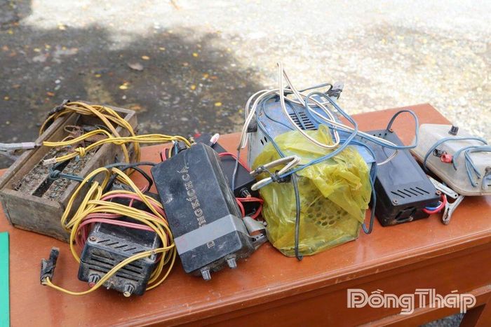 Các thiết bị do người dân tự nguyện giao nộp.