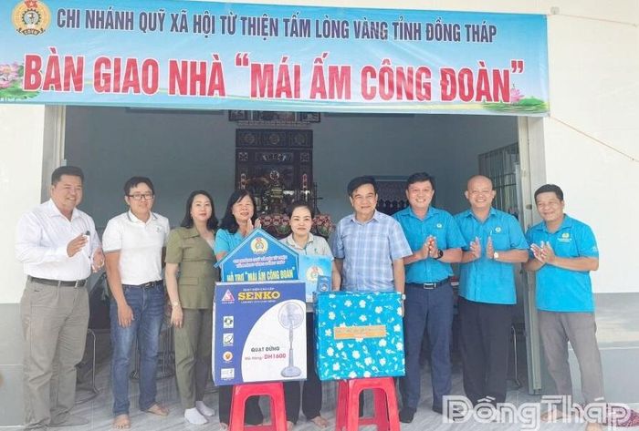 Lễ bàn giao "Mái ấm Công đoàn" cho đoàn viên Nguyễn Thị Nguyệt Kiều.