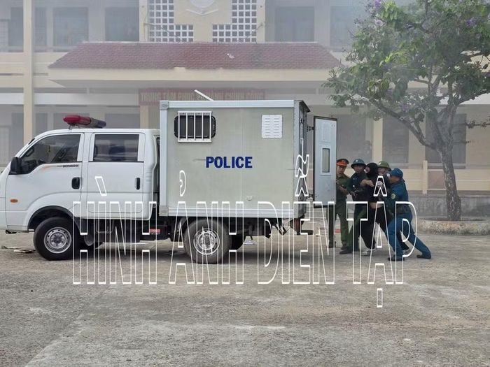 Thực binh “Trung đội dân quân cơ động phối hợp các lực lượng đánh chiếm lại mục tiêu” trong diễn tập tác chiến xã Bình An. Ảnh: Thành Phúc
