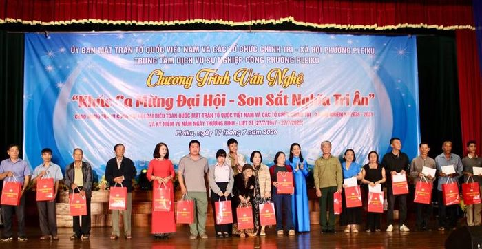  Ủy ban MTTQ Việt Nam phường Pleiku trao quà cho các gia đình chính sách, người có công với cách mạng có hoàn cảnh khó khăn trên địa bàn phường. Ảnh: Minh Chí 
