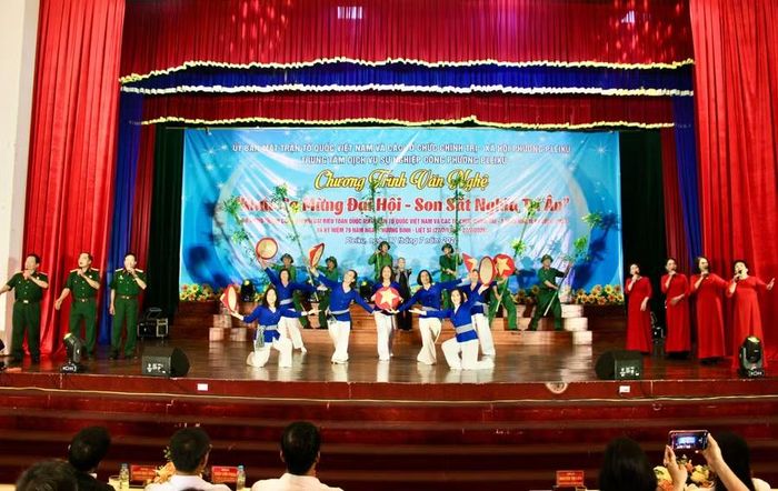  Một số tiết mục văn nghệ đặc sắc tại chương trình. Ảnh: Minh Chí 