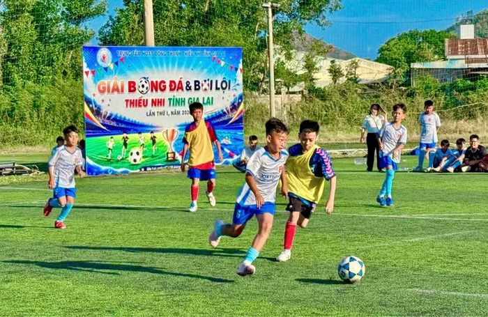 Đội U11 phường Hoài Nhơn (áo trắng) giành chiến thắng 11-1 trước CLB BGF. Ảnh: D.L