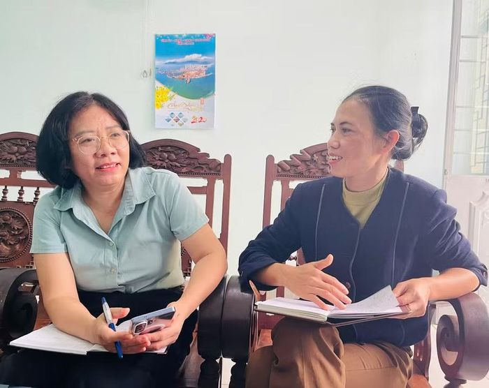  Bà Siu H’Phích (bên phải) - Phó Bí thư Chi bộ kiêm Trưởng thôn Nú trao đổi với cán bộ Ban Xây dựng Đảng xã Ia Nan về công tác tạo nguồn phát triển đảng viên. Ảnh: P.D 