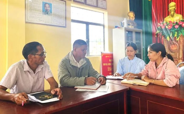  Cấp ủy Chi bộ làng Bua (xã Ia Pnôn) hội ý trước kỳ sinh hoạt thường kỳ. Ảnh: P.D 