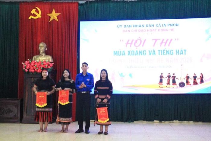 Ban Chỉ đạo Hoạt động hè trao cờ lưu niệm cho 3 đội thi. Ảnh: H.H