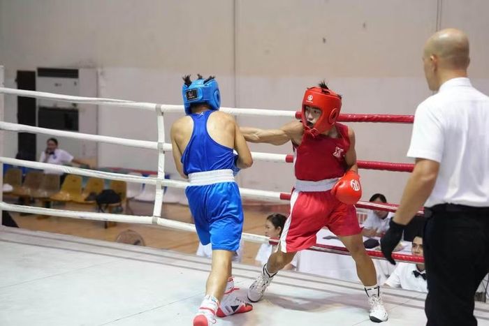 Nguyễn Phúc Hoài Viễn (găng đỏ) lần lượt vượt qua các đối thủ mạnh đến từ Cần Thơ, Quân đội... để giành HCV hạng cân 51 kg, lứa tuổi 17-18. Ảnh: BTC