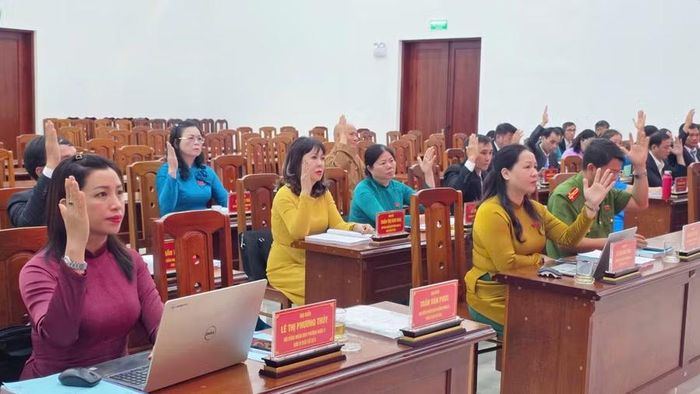 Đại biểu biểu quyết thông qua các nghị quyết. Ảnh: Bá Bính