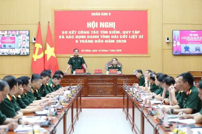 Thiếu tướng Lương Đình Chung - Chính ủy Quân khu 5 phát biểu tại hội nghị. Ảnh: Lê Tây