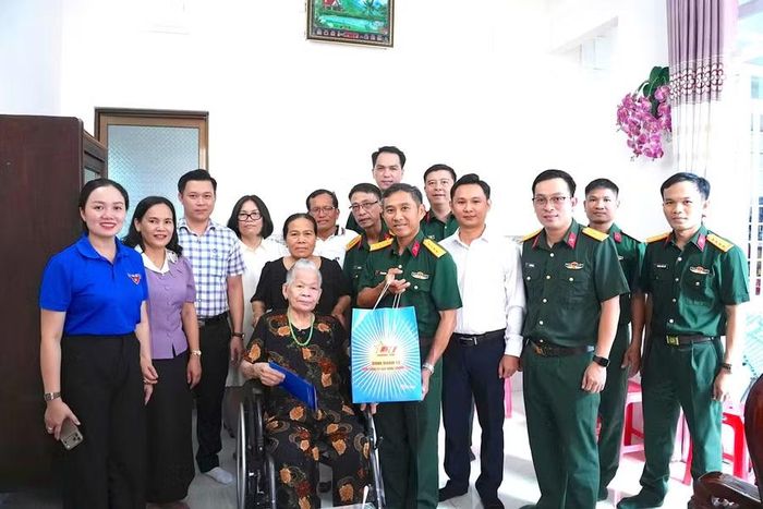 Binh đoàn 12 Chi nhánh phía Nam thăm, tặng quà Mẹ Việt Nam Anh hùng Võ Thị Đào (93 tuổi, ở tổ dân phố Hoài Châu Bắc). Ảnh: Quang Hải