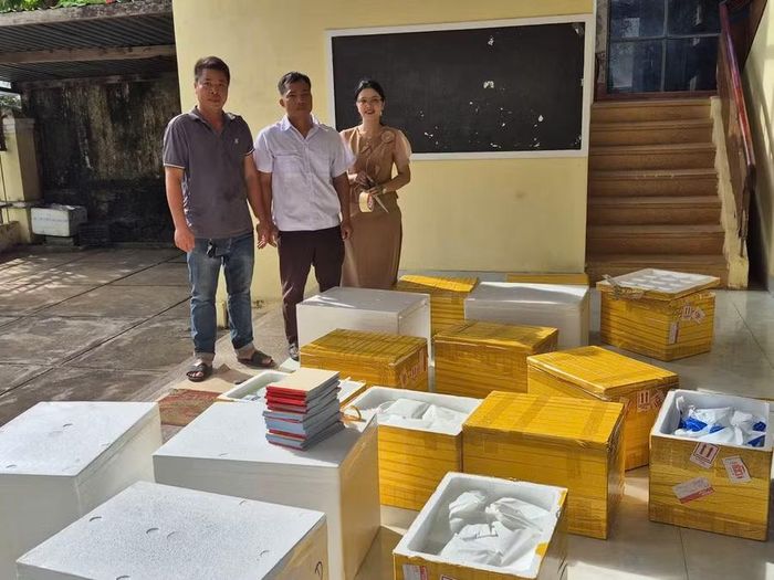 Chi cục Chăn nuôi và Thú y tỉnh Gia Lai cấp vắc xin phòng bệnh lở mồm long móng cho một số xã khu vực Tây Gia Lai. Ảnh: V.D