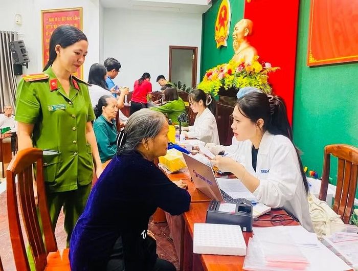 Đối tượng thu nhận là thân nhân của các liệt sĩ chưa xác định được thông tin nhằm xây dựng ngân hàng gen phục vụ công tác đối sánh, xác định danh tính hài cốt liệt sĩ còn thiếu thông tin. Ảnh: Đ.Y