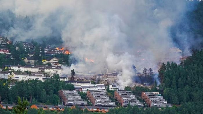 Cháy ở Na Uy khiến hơn 100 ngôi nhà bị thiêu rụi. Ảnh: Reuters