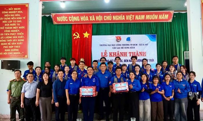 Lãnh đạo Tỉnh đoàn Gia Lai và Thành đoàn TP. Hồ Chí Minh tặng quà cho đội sinh viên tình nguyện của Trường Đại học Công thương TP. Hồ Chí Minh. Ảnh: ĐVCC
