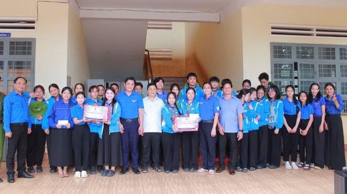 Các đồng chí lãnh đạo Tỉnh đoàn Gia Lai, Thành đoàn TP. Hồ Chí Minh tặng quà cho đội sinh viên tình nguyện của Trường Đại học Sư phạm TP. Hồ Chí Minh. Ảnh: ĐVCC