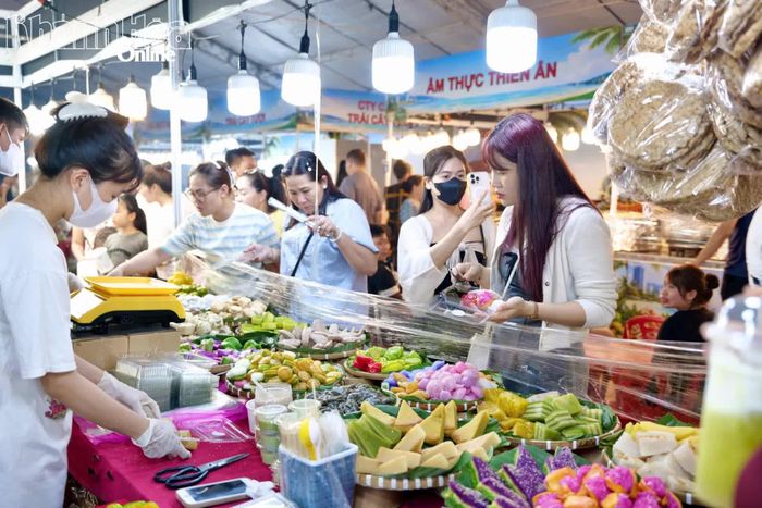 Du khách chọn mua các loại bánh truyền thống tại không gian ẩm thực Festival Biển Khánh Hòa 2026.