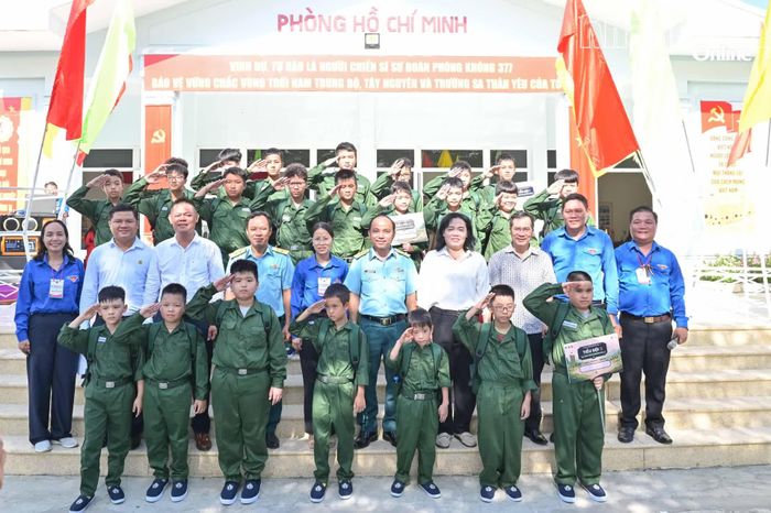 Các chiến sĩ nhí chụp hình lưu niệm cùng ban tổ chức trước khi bắt đầu bước vào môi trường quân ngũ.