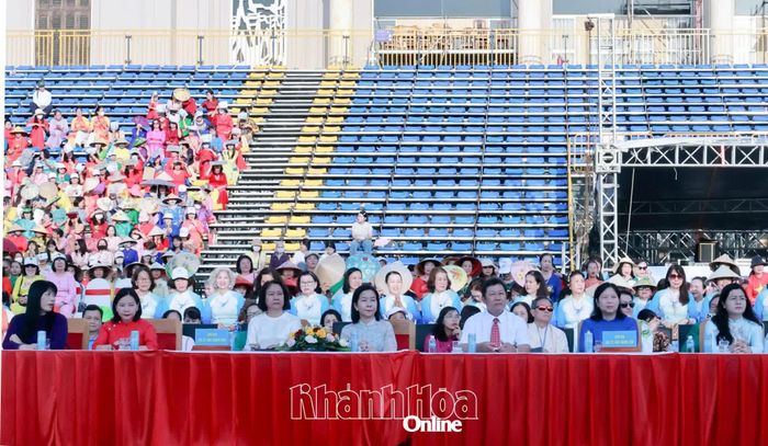 Lãnh đạo các sở, ban, ngành của tỉnh tham dự chương trình.