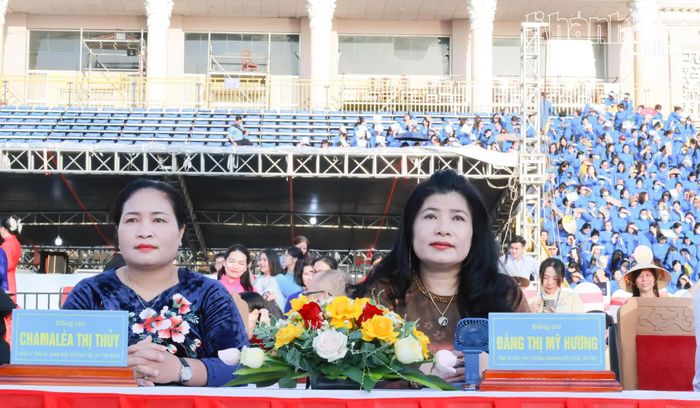 Các đồng chí: Chamaleá Thị Thủy, Đàng Thị Mỹ Hương tham dự chương trình.