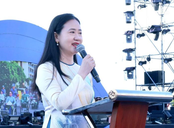 Bà Nguyễn Quỳnh Nga - Phó Chủ tịch Ủy ban MTTQ Việt Nam tỉnh, Chủ tịch Hội Liên hiệp Phụ nữ tỉnh phát biểu khai mạc chương trình.
