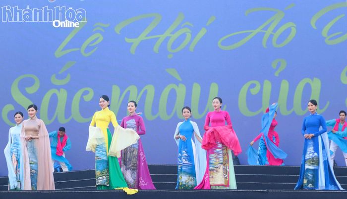 Phần trình diễn bộ sưu tập áo dài "Sóng".