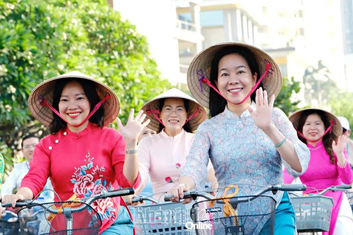 Các nữ đại biểu tham gia lễ hội. Ảnh: THÀNH AN.