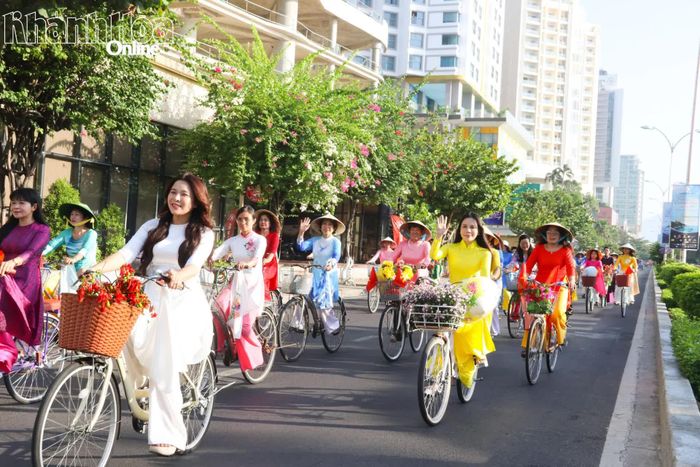 Các chị em trên những chiếc xe đạp được trang trí hoa tươi rực rỡ sắc màu.
