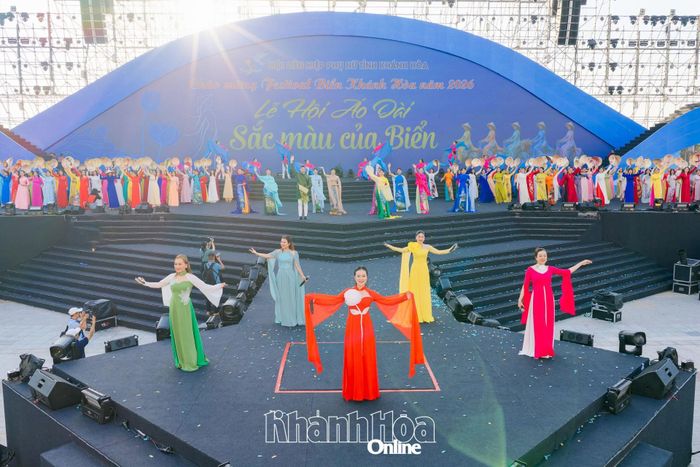 Phần trình diễn áo dài với nhiều sắc màu rực rỡ. Ảnh: VƯƠNG MẠNH CƯỜNG.