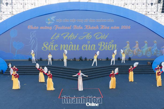 Một tiết mục văn nghệ tại chương trình. Ảnh: VƯƠNG MẠNH CƯỜNG.
