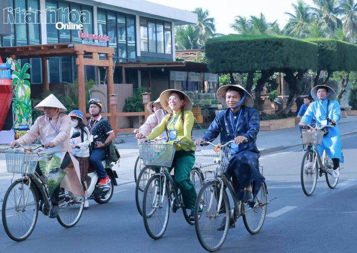Các đại biểu quốc tế mặc áo dài diễu hành bằng xe đạp.