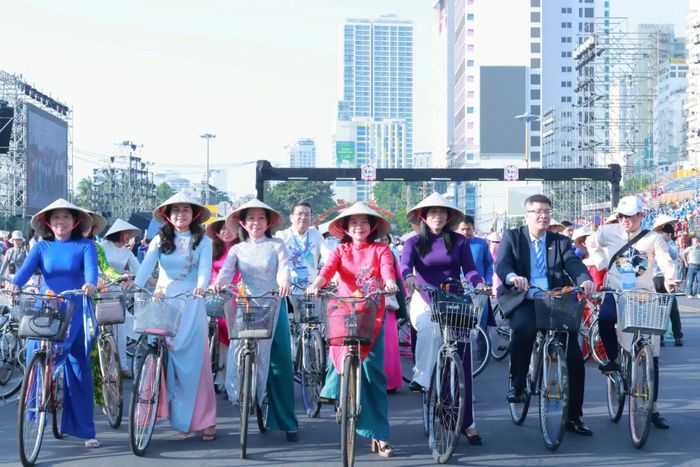 Các đại biểu tham gia đạp xe diễu hành.