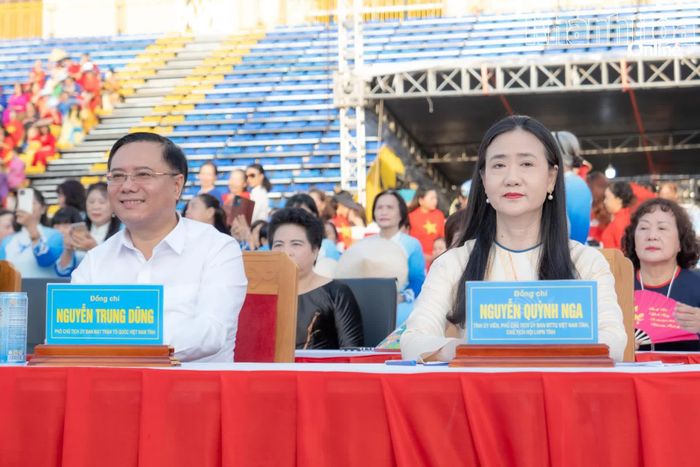 Lãnh đạo Ủy ban MTTQ Việt Nam tỉnh và lãnh đạo Hội Liên hiệp Phụ nữ tỉnh tham dự chương trình. Ảnh: VƯƠNG MẠNH CƯỜNG.