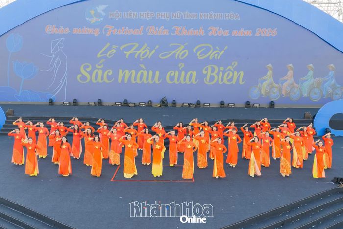 Phụ nữ phường Bắc Nha Trang đồng diễn dân vũ bài "Việt Nam ngày quang vinh". Ảnh: VƯƠNG MẠNH CƯỜNG.