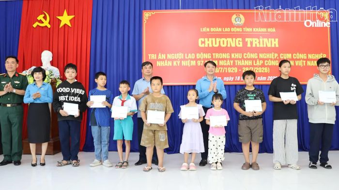 Lãnh đạo Liên đoàn Lao động tỉnh và các đại biểu tặng quà cho con đoàn viên, người lao động.
