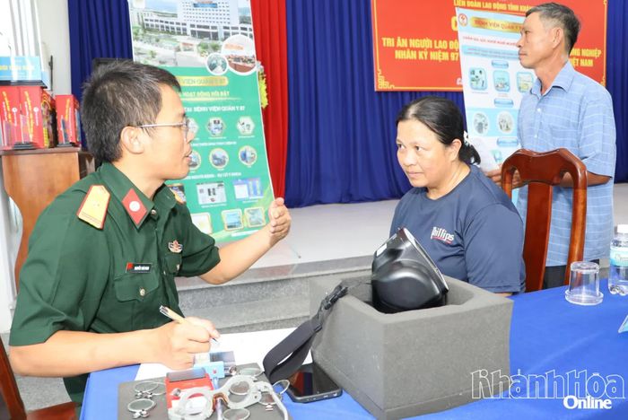 Y, bác sĩ Bệnh viện Quân y 87 tư vấn, khám các bệnh về mắt cho người lao động.