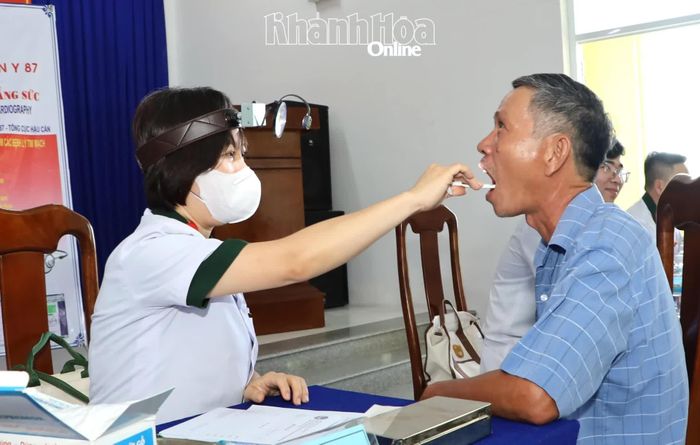 Khám các bệnh về tai - mũi - họng cho người lao động.