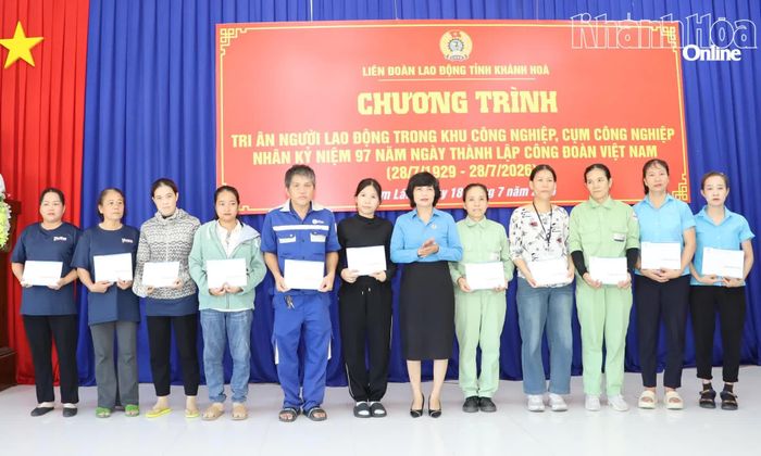 Lãnh đạo Liên đoàn Lao động tỉnh tặng quà tri ân người lao động.