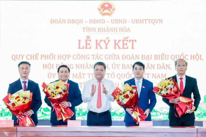 Đồng chí Bí thư Tỉnh ủy Trần Phong tặng hoa chúc mừng lãnh đạo các cơ quan ký kết quy chế phối hợp.