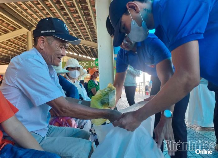 Đoàn viên, thanh niên Ban Quản lý vịnh Nha Trang hướng dẫn khách du lịch không mang các sản phẩm nhựa dùng một lần và túi ni lông khó phân hủy qua bến tàu khi đi tham quan vịnh Nha Trang. 