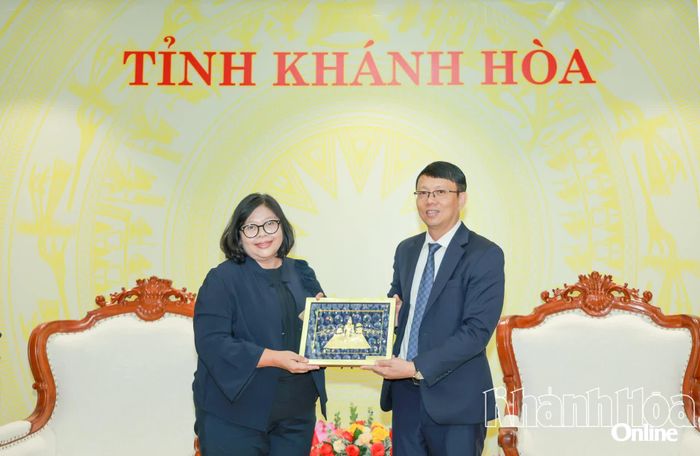 Đồng chí Nguyễn Thanh Hà tặng quà lưu niệm cho bà Carolina Tinangon.