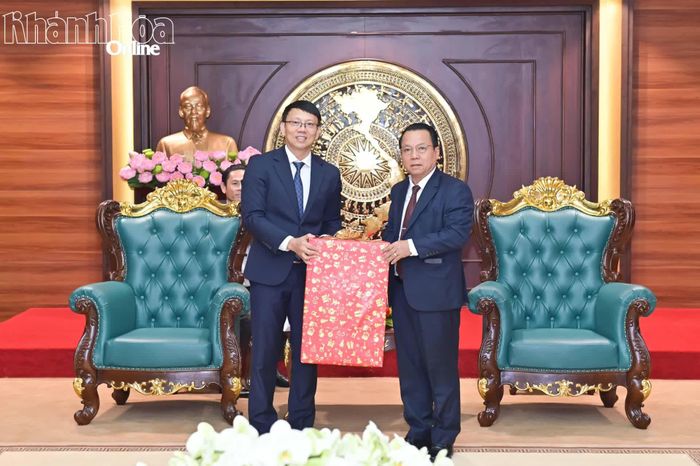 Đồng chí Silai Sisavengsouk tặng quà cho đồng chí Nguyễn Thanh Hà.