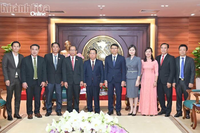 Lãnh đạo tỉnh Khánh Hòa, tỉnh Attapeu và các đại biểu chụp hình lưu niệm.