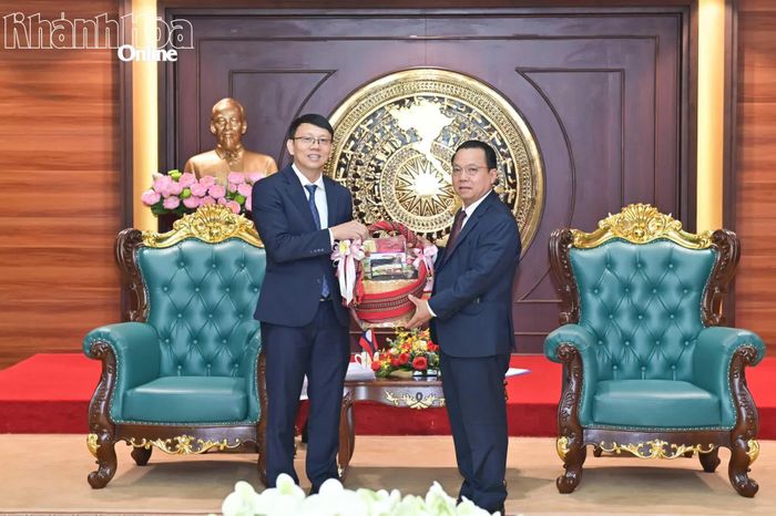 Đồng chí Silai Sisavengsouk tặng quà cho đồng chí Nguyễn Thanh Hà.