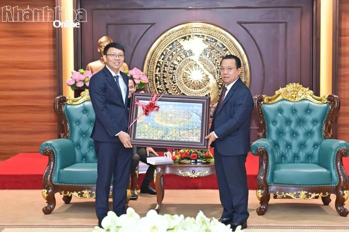 Đồng chí Silai Sisavengsouk tặng quà lưu niệm cho đồng chí Nguyễn Thanh Hà.