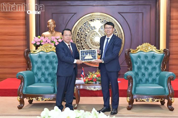 Phó Chủ tịch UBND tỉnh Nguyễn Thanh Hà tặng quà cho đồng chí Silai Sisavengsouk.