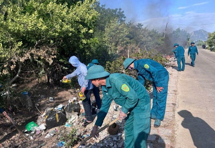 Lực lượng dân quân tự vệ tham gia dọn vệ sinh tại tuyến đường liên thôn Tri Thủy 2.